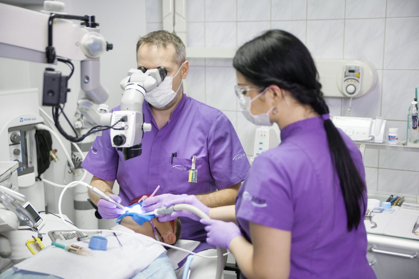 leczenie kanałowe Kraków pod mikroskopem