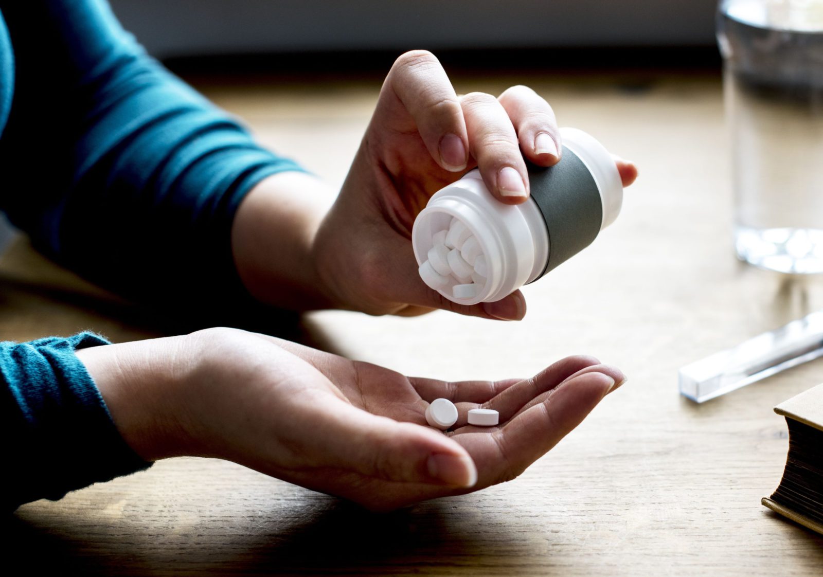 sedację farmakologiczną doustną – np. leki w formie tabletek lub syropów